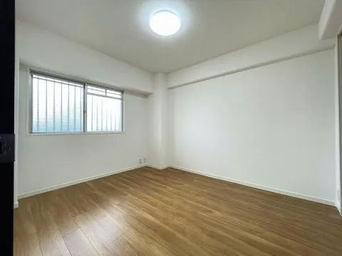 東側約6帖の洋室です。クローゼット付きのお部屋です。