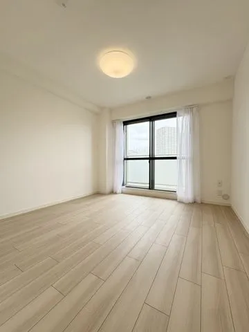 【洋室約６.０帖】バルコニーに面した明るいお部屋です。
