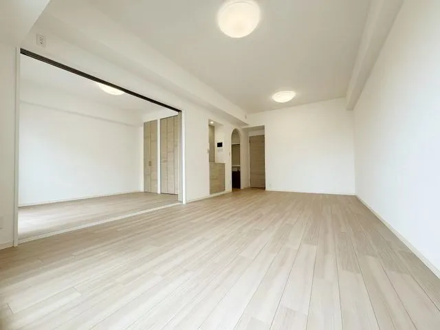 【リビング】フルリノベーションにより快適な住空間を実現。綺麗なお部屋で新生活をスタートして頂けます！