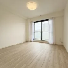 【洋室約6.0帖】バルコニーに面した明るいお部屋です。
