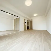 【リビング】フルリノベーションにより快適な住空間を実現。綺麗なお部屋で新生活をスタートして頂けます!