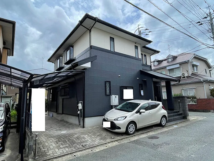 現地外観です。外壁塗装・屋根塗装も行っているので綺麗です。お車はカーポートに縦列2台駐車できますが、車種によってはお写真の通り物件前にも駐車可能です。
