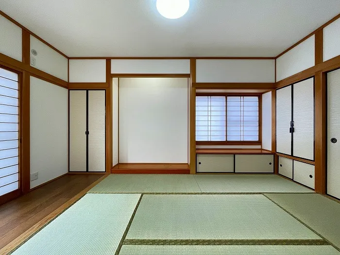 約6帖の和室です。趣のある和の空間で畳の香りにも癒されます。小さなお子様を遊ばせるのも柔らかい畳なら安心です。