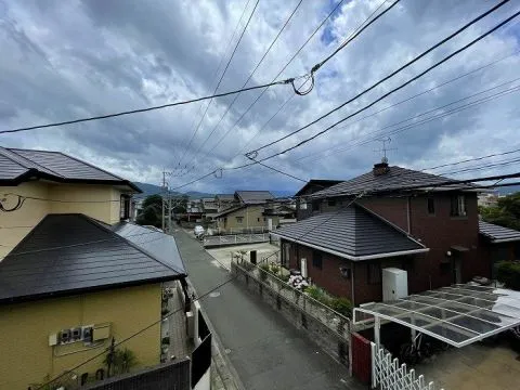 物件からの眺望です。住宅街ですが圧迫感もなく開けた景色になっております。