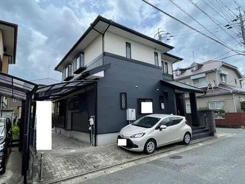 現地外観です。外壁塗装・屋根塗装も行っているので綺麗です。お車はカーポートに縦列2台駐車できますが、車種によってはお写真の通り物件前にも駐車可能です。
