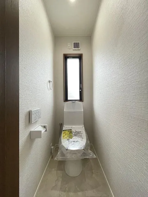 2階トイレです。朝の忙しい時間帯もトイレが各階にあるので便利です。新品交換済みで安心してご使用いただけます。