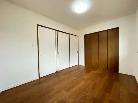 北東側約6帖の洋室です。こちらのお部屋は約4帖の広い納戸が付いており、季節ごとの荷物や大きな荷物も収納できます。別で押入もついているので、布団の収納も可能です。ご家族の主寝室としてもおすすめです。