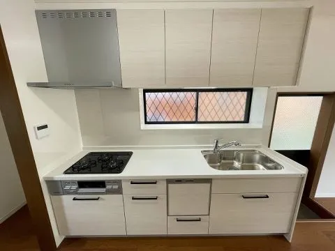 現地外観です。外壁塗装・屋根塗装も行っているので綺麗です。お車はカーポートに縦列2台駐車できますが、車種によってはお写真の通り物件前にも駐車可能です。