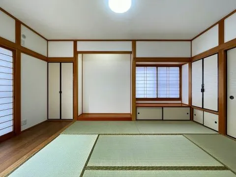 約6帖の和室です。趣のある和の空間で畳の香りにも癒されます。小さなお子様を遊ばせるのも柔らかい畳なら安心です。