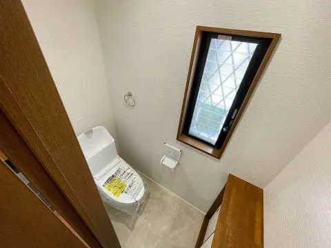1階トイレです。トイレは各階にございます。新品交換済みです。