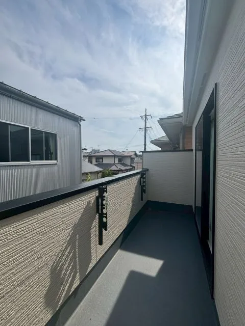 ２階バルコニーは南に面しているので、洗濯物がよく乾きます。