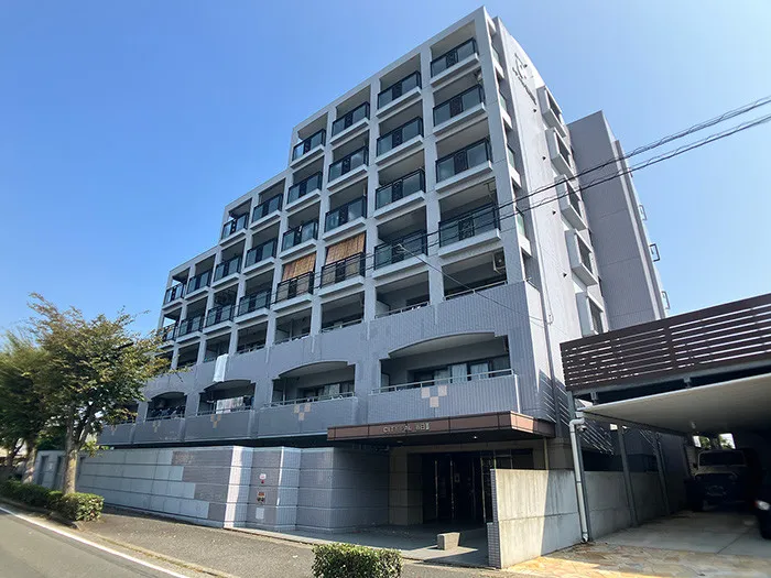 7階建て5階部分のお部屋で眺望良好です。近隣にお買い物施設も多く、住環境は充実しております。