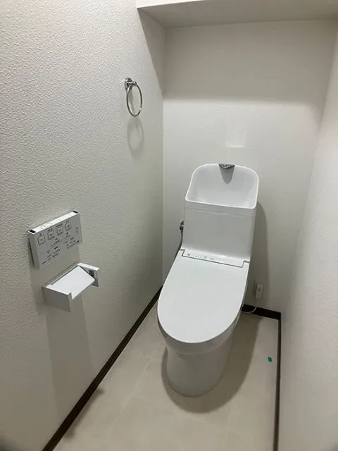 トイレは新品交換済みです。白を基調とした清潔感のあるトイレです。