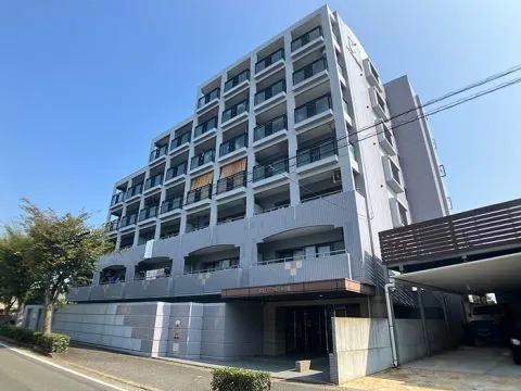 7階建て5階部分のお部屋で眺望良好です。近隣にお買い物施設も多く、住環境は充実しております。