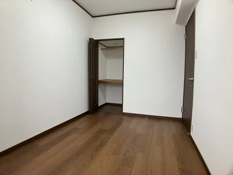約4.9帖の洋室です。