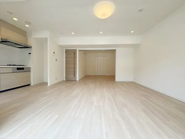 【リビング】フルリノベにより快適な住み心地を実現！綺麗なお部屋で新生活をスタートして頂けます！