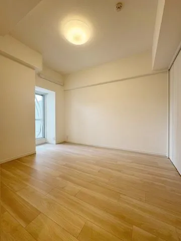 【洋室約５．８帖】北側バルコニーから採光を確保したお部屋です！