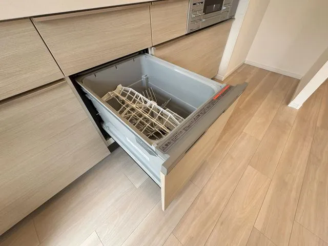 【食洗器】高温で強力な水流で洗うため、衛生面でのメリットがございます。