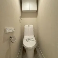 【トイレ】手洗い、温水洗浄便座付。毎日使う場所だからこそシンプルで、お掃除のしやすさを重視しました。
