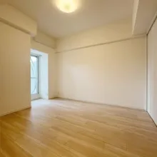 【洋室約５．８帖】北側バルコニーから採光を確保したお部屋です！