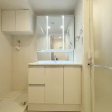 【洗面室】すっきり使える収納豊富な洗面台。シャワー付水栓でお掃除もしやすく清潔に保てます。