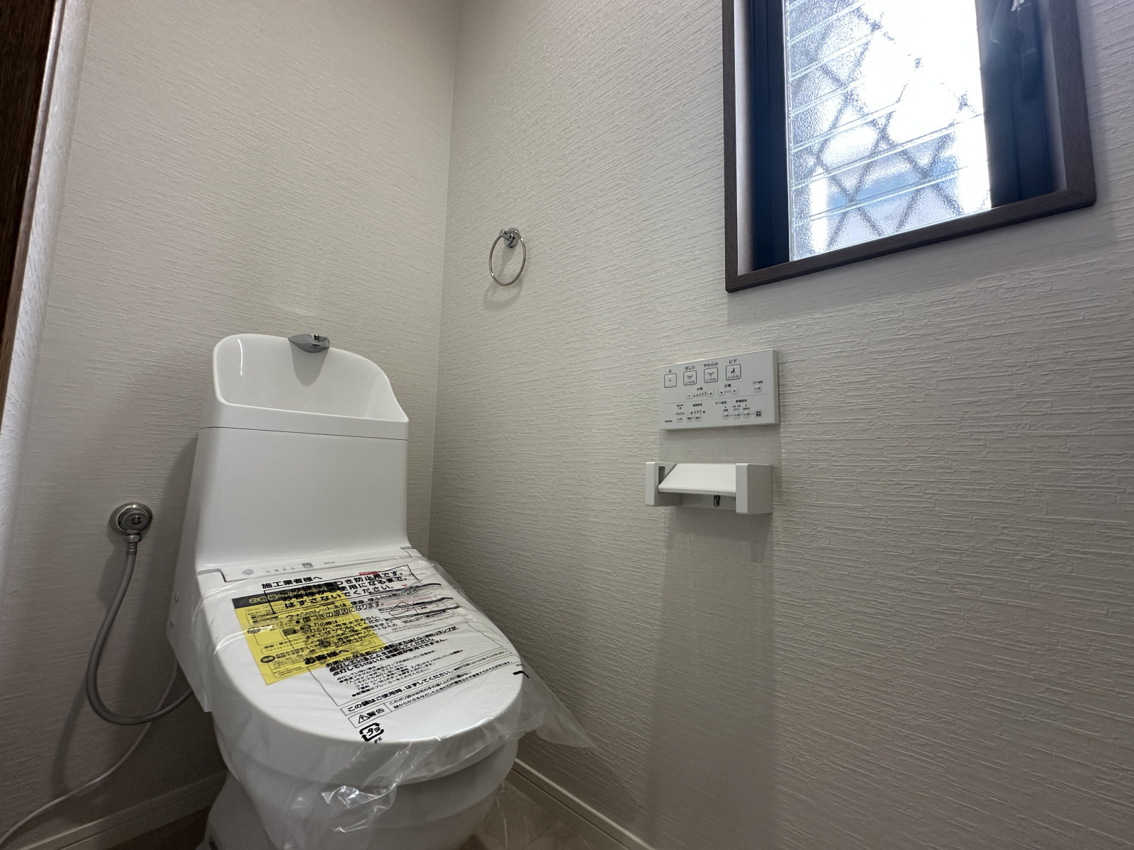 ウォシュレット付きのトイレ◎収納棚もついています◎