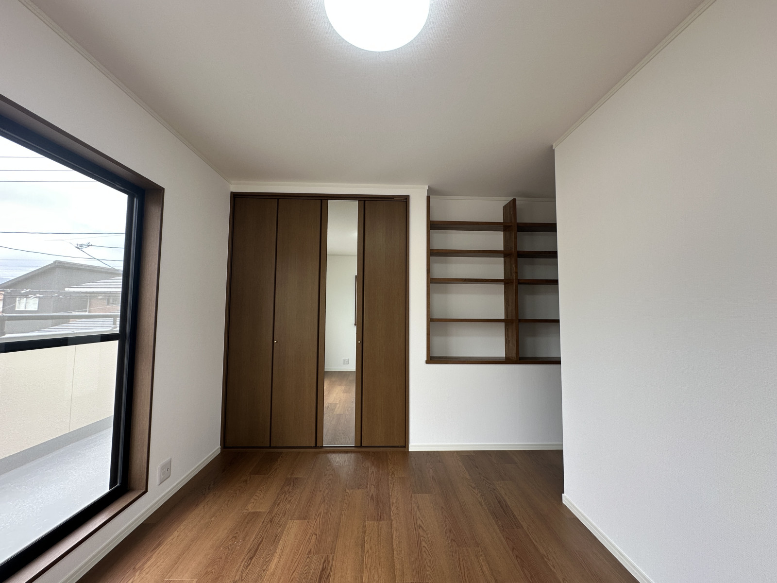 約6.5帖の洋室◎クローゼット＆収納棚付き◎