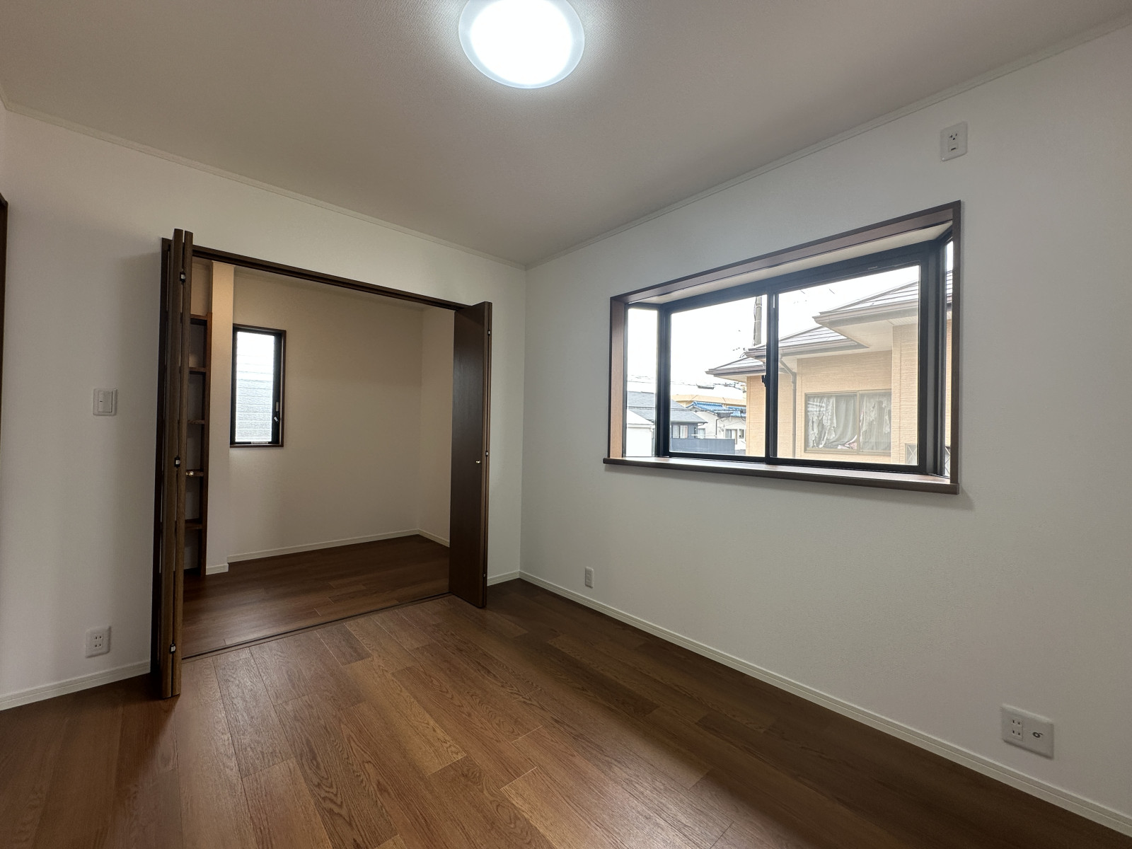 約6帖の洋室◎奥には約4帖の納戸があり、大容量の収納スペース◎