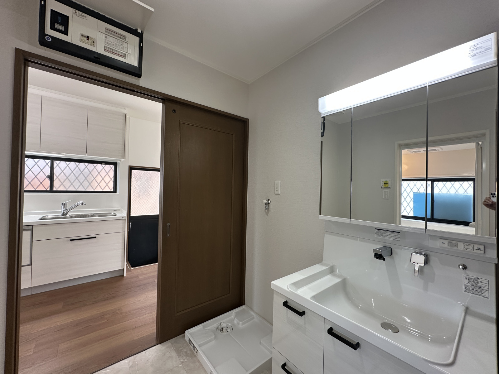 三面鏡も付いていて、収納スペースがしっかりと付いています◎