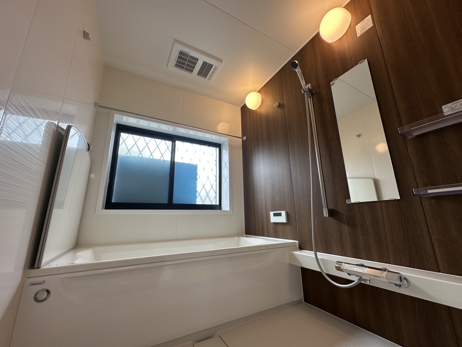 １日の疲れを癒すバスルーム◎ 急な雨の日でも洗濯が干せる浴室乾燥機付きなので便利です◎