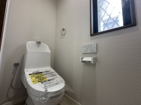 ウォシュレット付きのトイレ◎収納棚もついています◎