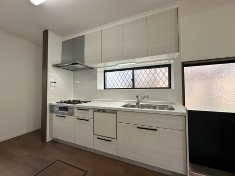 広々としたキッチン◎三口コンロ＆グリル＆食洗機付き