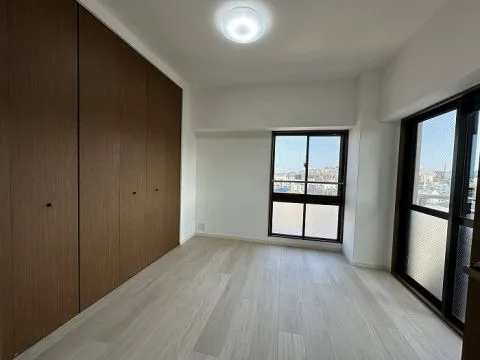 約5.8帖の洋室です。2面採光の明るいお部屋です。大きめのクローゼットが付いているので収納力も抜群です。