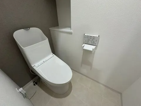 トイレも新品交換済みです。棚もついているので、お花を飾ったり、お掃除用品を置いたりと使い勝手がよさそうです。