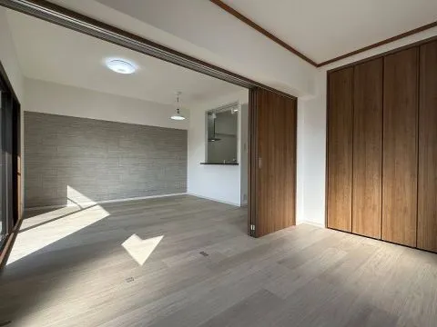 約6帖の洋室です。LDKと間仕切り扉でつながっておりLDKを広く使うこともできます。扉を閉めて主寝室にするのもおすすめです。