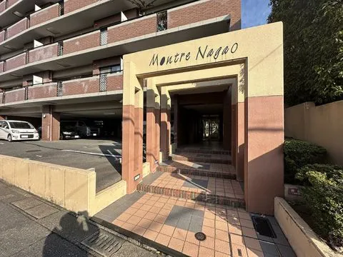 マンション入り口です。お洒落な外観です。