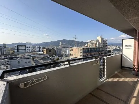 バルコニーです。周囲の建物による圧迫感も少なく眺望良好です。広々としたバルコニーなので家庭菜園なども楽しめそうです。