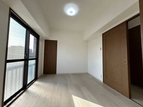 約4.8帖の洋室です。隣接する約5.1帖のお部屋と間仕切り扉でつながっています。収納部屋として使ったり、お子様のお部屋を分けるのに使うなど、ライフスタイルに合わせてお使いいただけるお部屋になります。