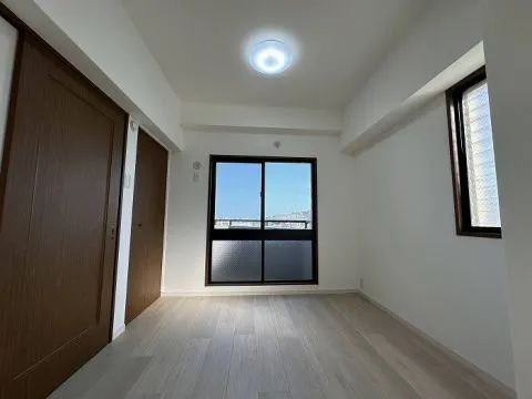 約5.1帖の洋室です。西側のバルコニーに面したお部屋で、換気もしやすいです。隣接する約4.8帖のお部屋と間仕切り扉でつながっており、出入りが可能です。