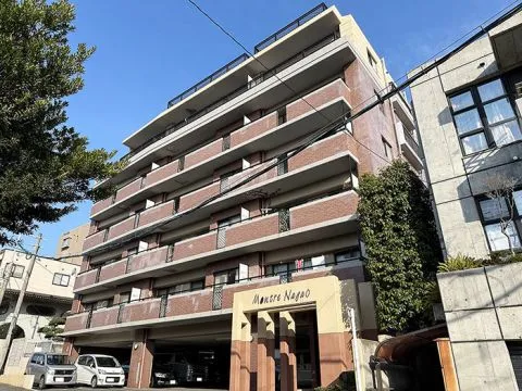 スーパーやコンビニも近くお買い物もしやすいです。小学校が近いので子育てにも安心感のある立地です。