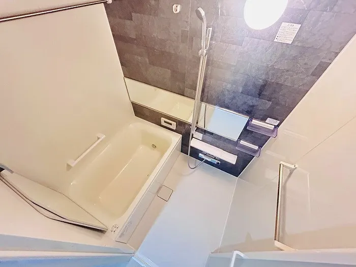 お風呂は浴室暖房乾燥機付きで雨の日のお洗濯や冬のヒートショック対策にも便利です。