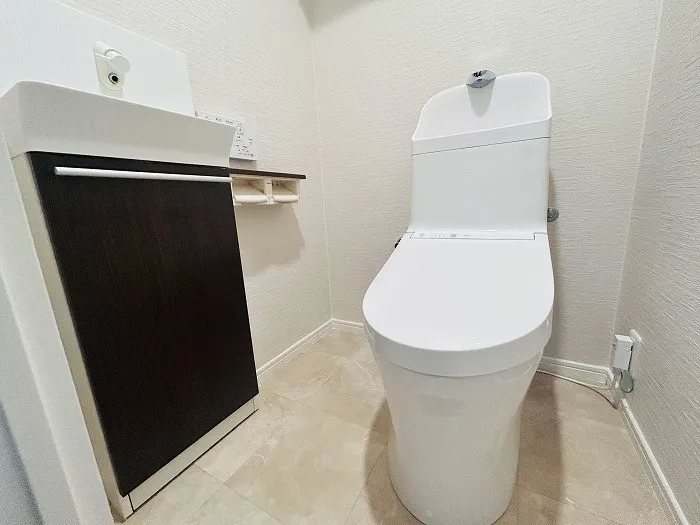 トイレは便利な手洗い付きです。新品交換済みで安心です。