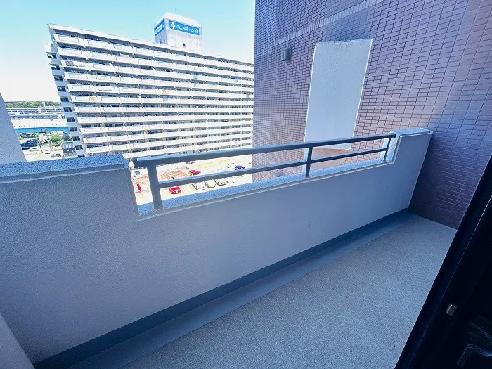 西側バルコニーです。こちらも周辺の建物による圧迫感も少なく眺望良好です。
