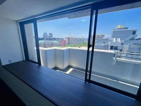 リビングのカウンター付きの窓です。日当たり良好なので室内で植物を育てるのにもちょうどいいスペースです。