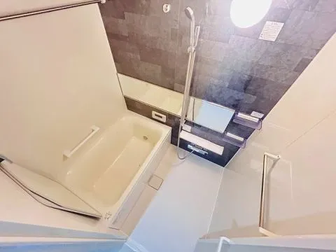 お風呂は浴室暖房乾燥機付きで雨の日のお洗濯や冬のヒートショック対策にも便利です。