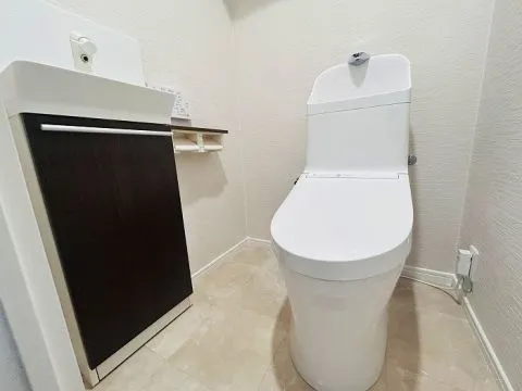 トイレは便利な手洗い付きです。新品交換済みで安心です。