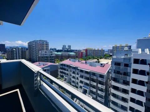 住戸からの眺望です。空が広くて解放感がありますね。