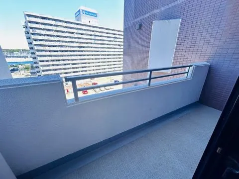 西側バルコニーです。こちらも周辺の建物による圧迫感も少なく眺望良好です。