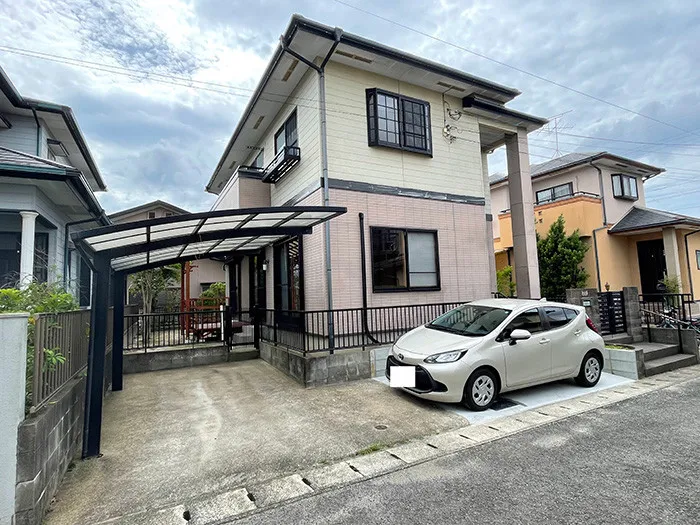建物外観です。車はL字型に2台駐車可能です。
