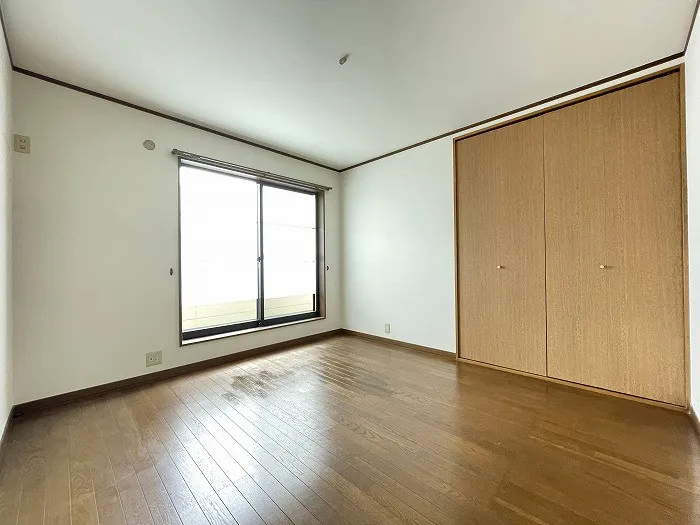 2階南側8帖の洋室です。窓も大きく明るい室内です。バルコニーに繋がっていますので換気もしやすく風通しも良好です。